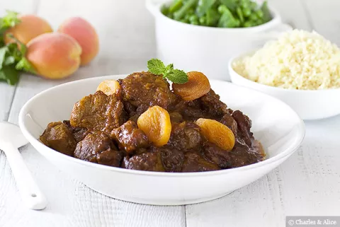 Tajine d’agneau aux abricots, semoule et petits légumes fraîcheur de Charles & Alice